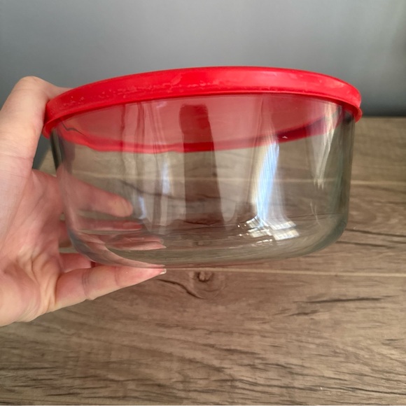 PYREX 7203 Clear serving Bowl  1.75 QUART 7" x 3.25" W/ Lid 7402-PC Red - Picture 3 of 6